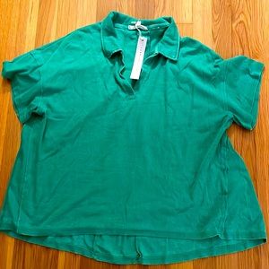 Short-sleeve ribbed johnny collar jersey with vintage/distressed look.